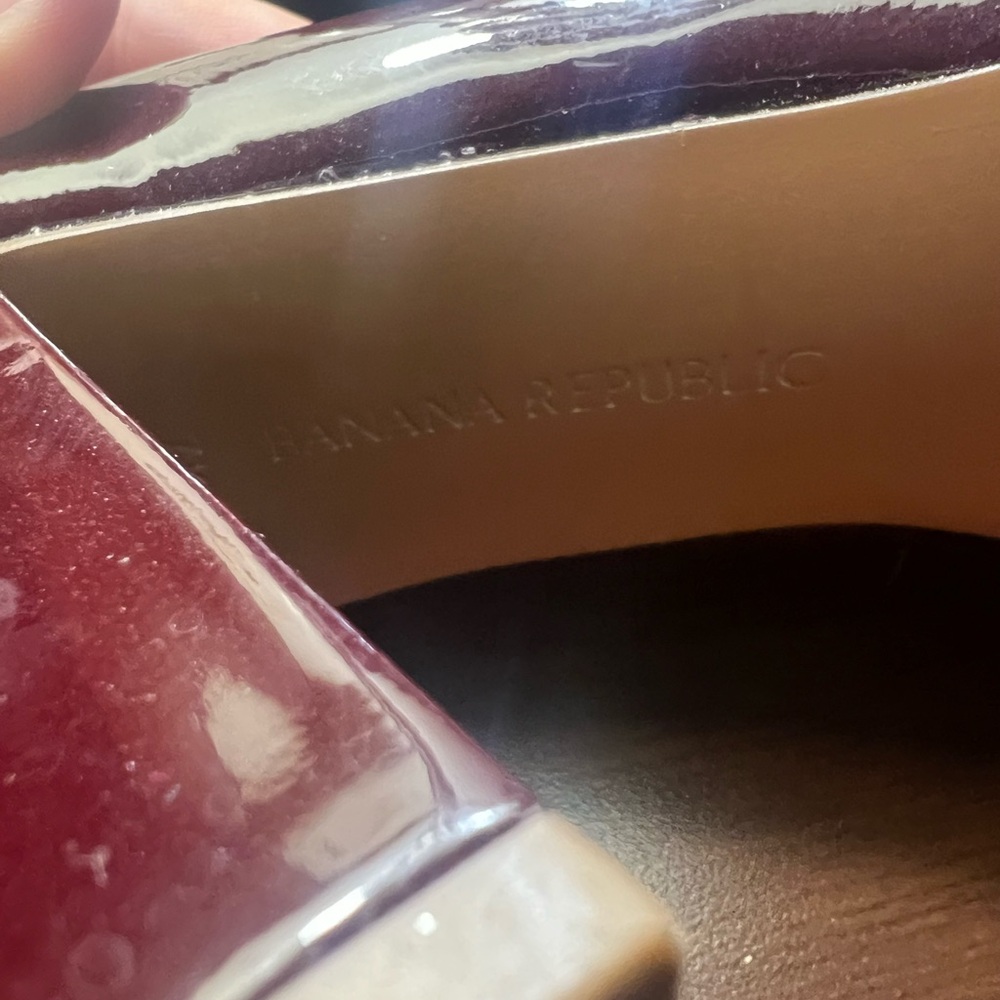 Banana Republic Burgundy Faux Patent Leather Chunky Heeled Pumps Size 7.5 - Picture 3 of 11